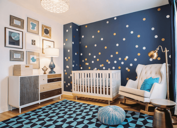 Interior azul y blanco de una habitación infantil