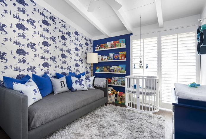 Interior azul y blanco de una habitación infantil