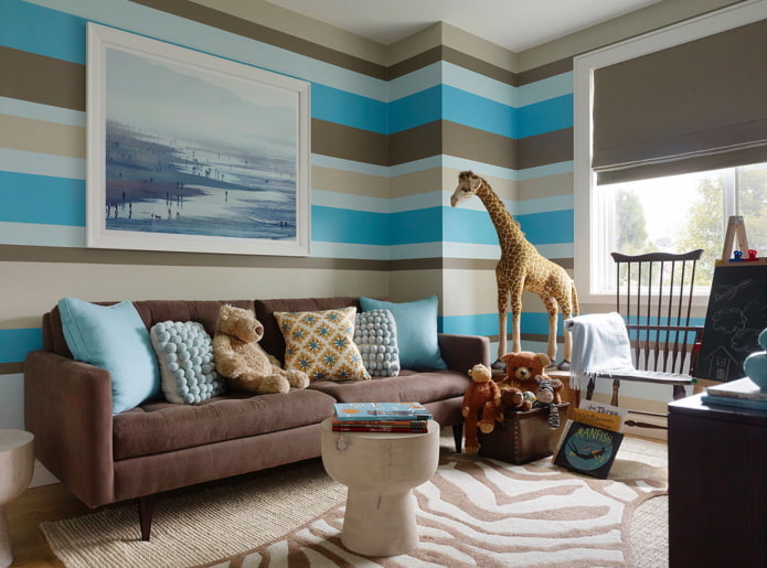 Interior marrón y azul de una habitación infantil