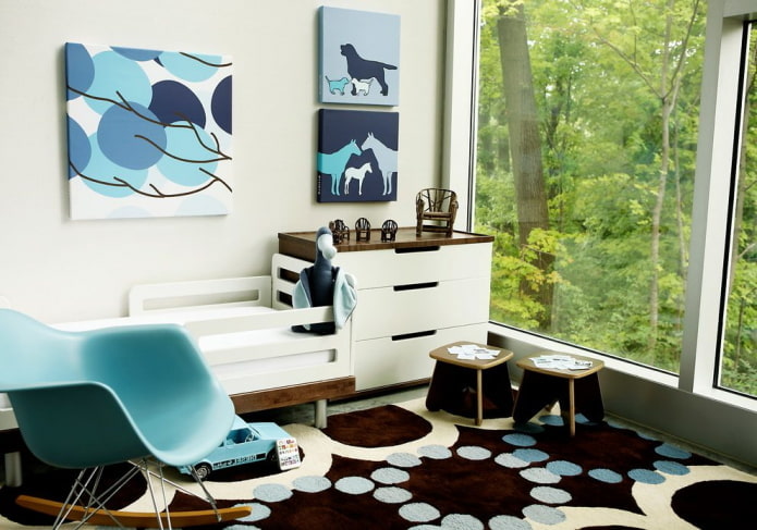 Interior marrón y azul de una habitación infantil