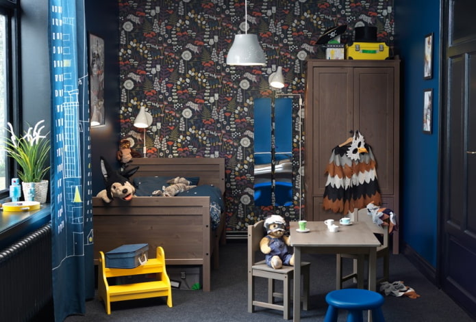 Interior marrón y azul de una habitación infantil