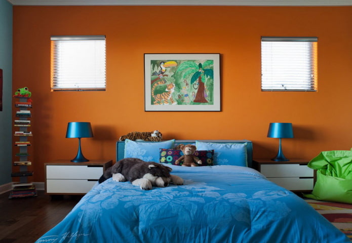 Interior azul y naranja de la habitación infantil