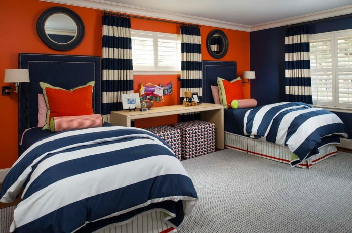 Interior azul y naranja de la habitación infantil