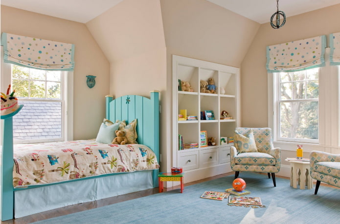 Interior beige y azul de la habitación infantil