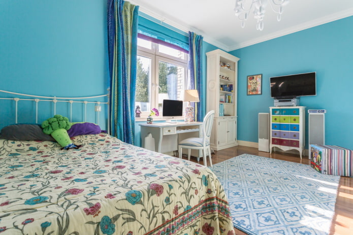 Textiles y decoración en el interior de una habitación infantil en tonos azules
