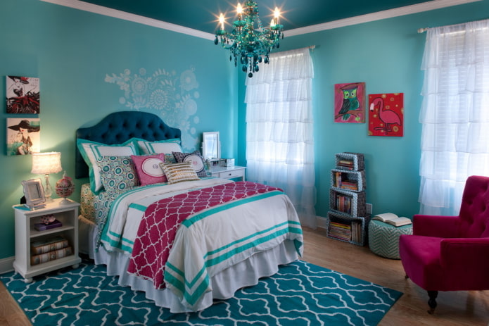 Textiles y decoración en el interior de una habitación infantil en tonos azules