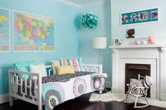 Textiles y decoración en el interior de una habitación infantil en tonos azules