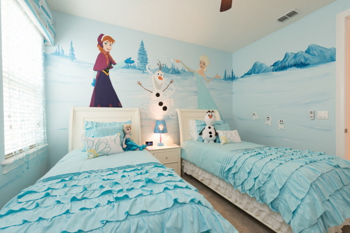 decoración en el interior de una habitación infantil en tonos azules