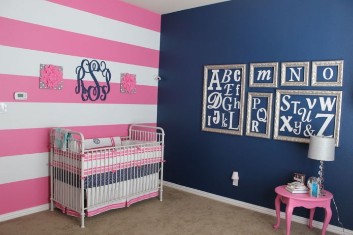 Interior azul y rosa de una habitación infantil