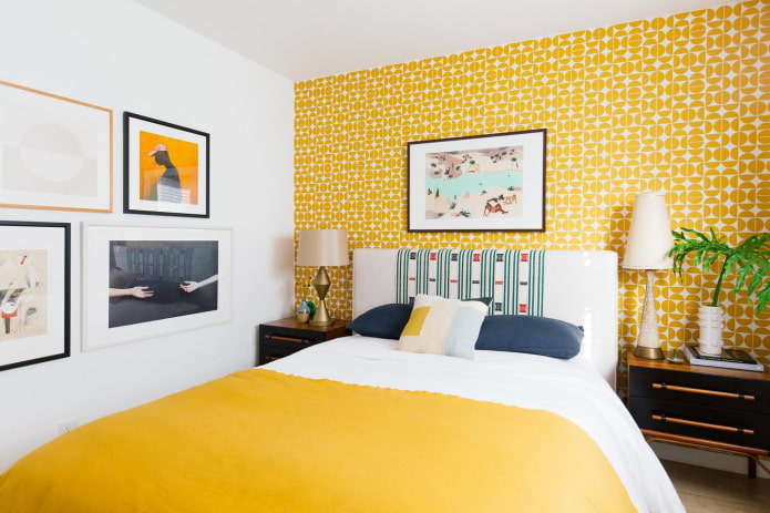 pared mostaza en el dormitorio