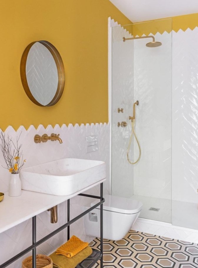 decoración parcial mostaza en el baño