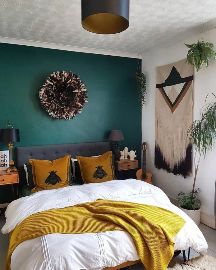 combinación de mostaza y verde en el dormitorio