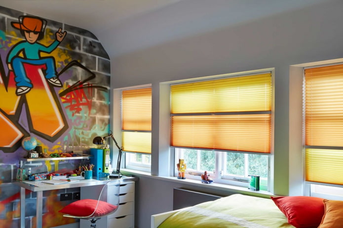persianas plisadas en una habitación infantil