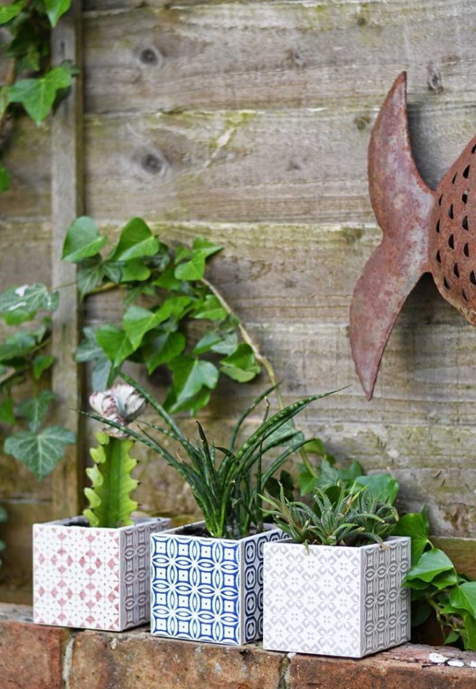 Flores hechas de azulejos