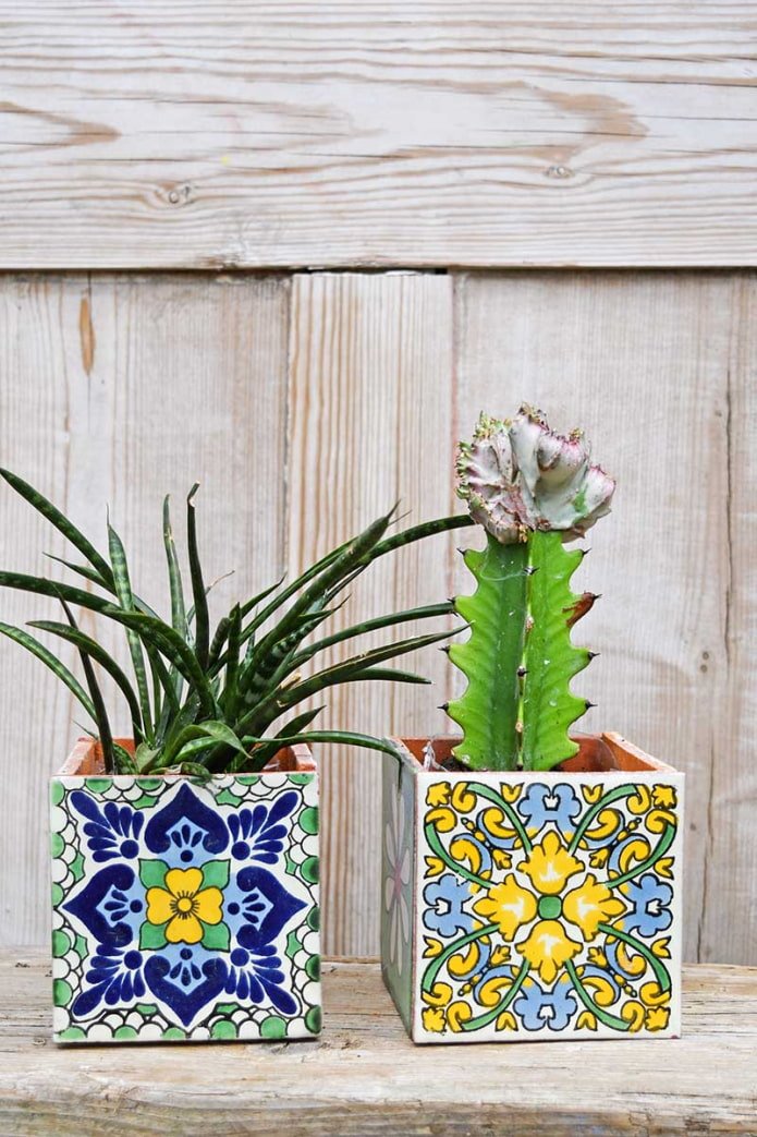 Flores hechas de azulejos de colores