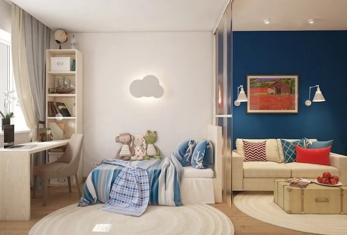 Habitación infantil cerca de la ventana con zona de trabajo y cama de matrimonio