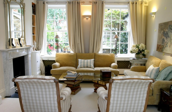 Salón en una casa con dos ventanas