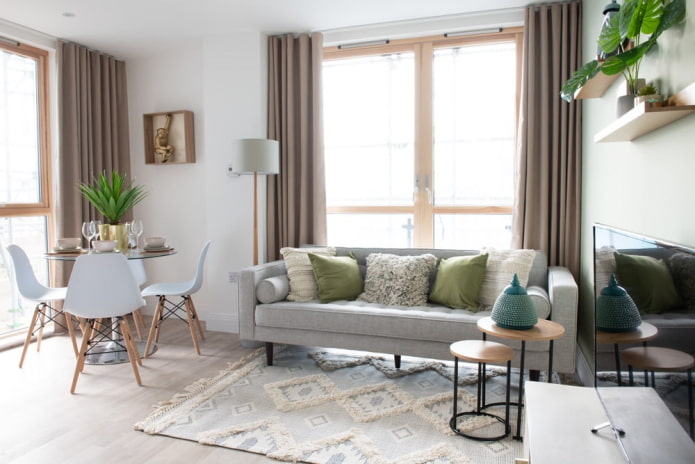 sofa de espaldas a la ventana