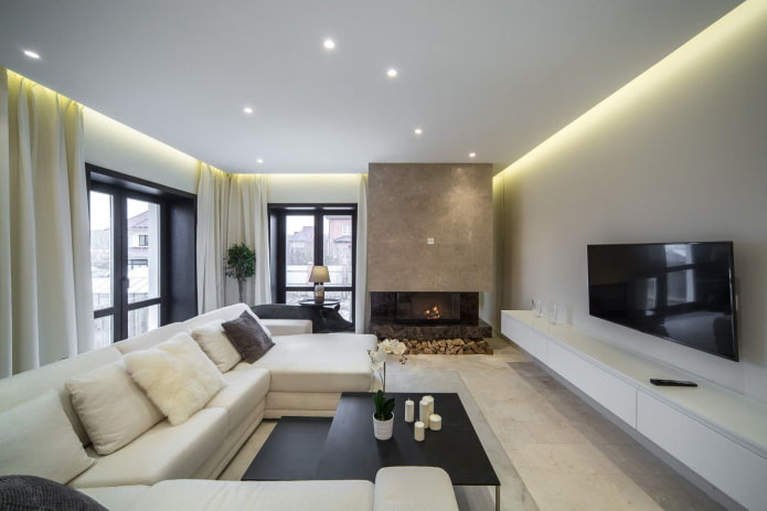 salón con chimenea en la esquina de la casa