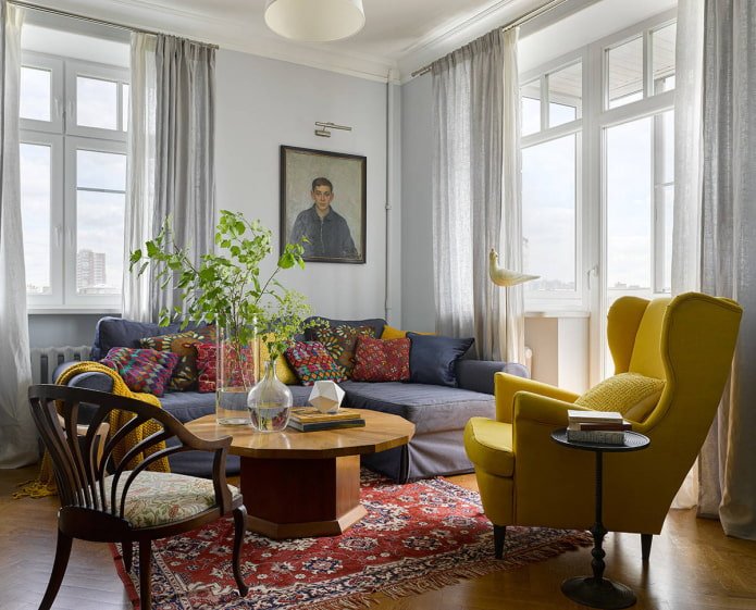 Sala de estar con ventana y balcón