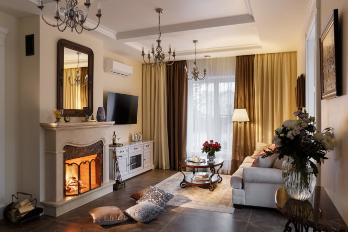 Chimenea de leña y TV en el salón