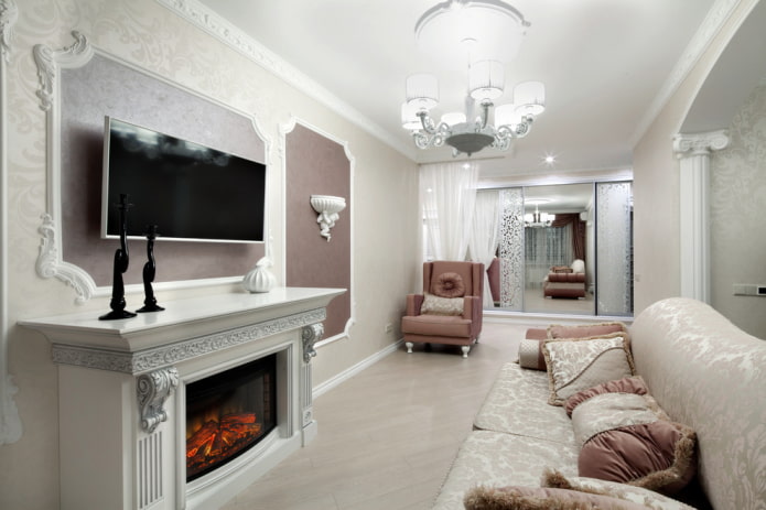 Chimenea y televisor en el interior de la sala de estar de estilo clásico