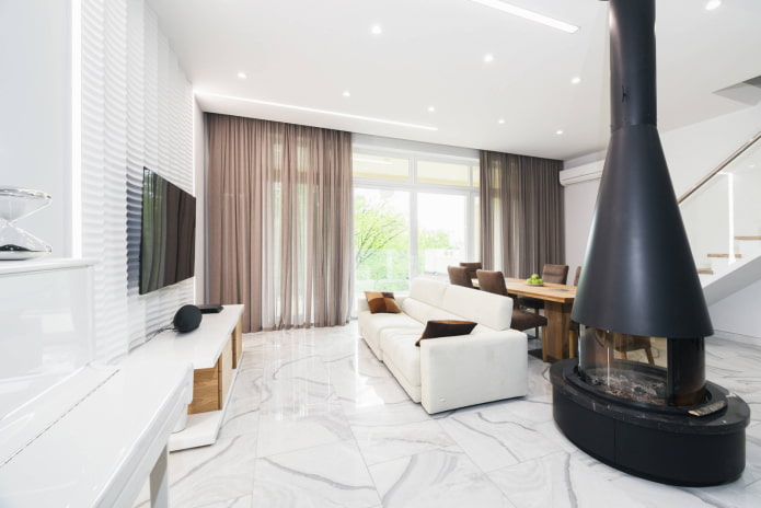 Chimenea y televisor en el interior de la sala de estar de estilo moderno