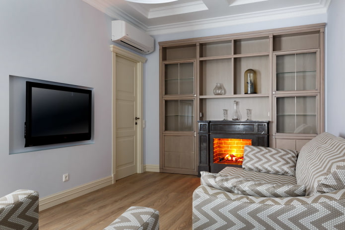 Chimenea y televisor en el interior de una pequeña sala de estar
