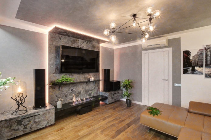 Chimenea y televisor en el salón de un apartamento