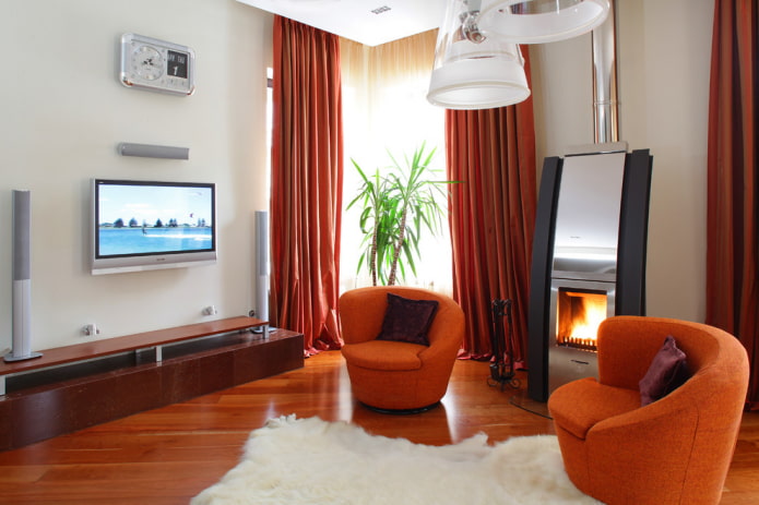 chimenea de gas y TV en el interior de la sala de estar