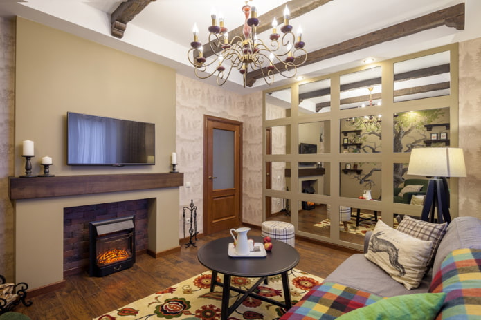 Chimenea y televisor en el interior de una pequeña sala de estar