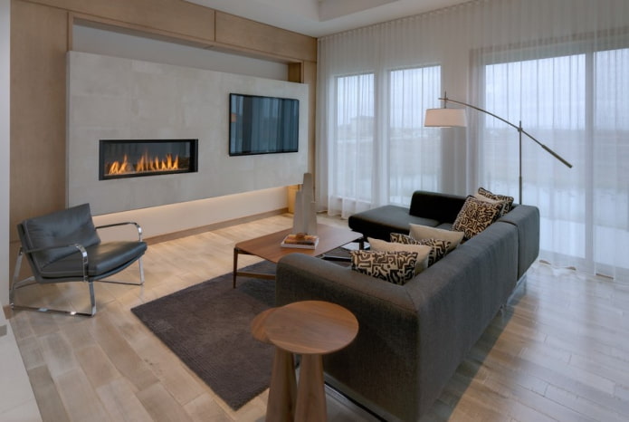 Chimenea eléctrica y TV en el interior de la sala de estar