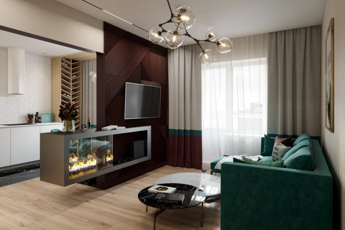 Chimenea y TV en el interior de la sala de estar del apartamento