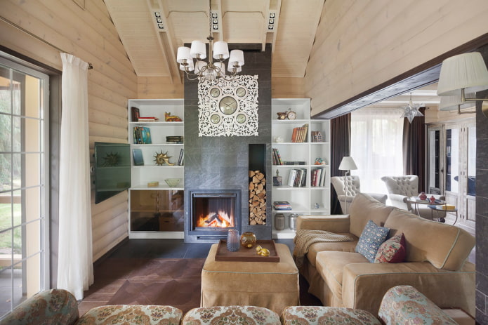 Chimenea y televisor en el interior del salón de una casa de campo