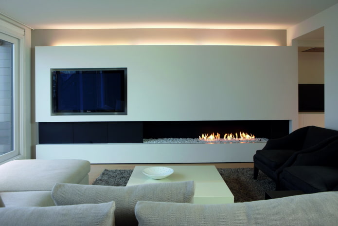 Chimenea y televisor en el interior del salón de estilo minimalista