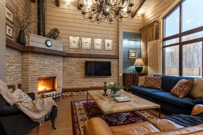 Chimenea y televisor en el interior del salón de estilo rústico