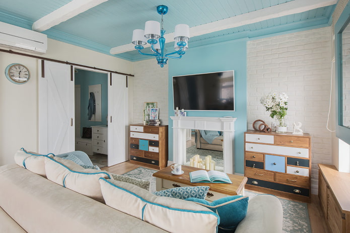 Interior de una sala de estar blanca y azul