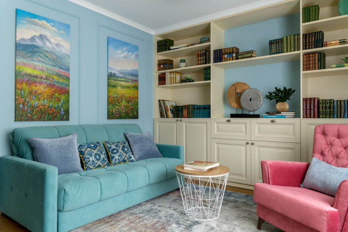 decoración y textiles en el interior de una sala de estar azul