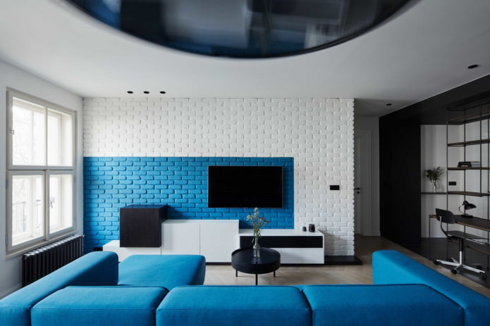 Interior de una sala de estar blanca y azul