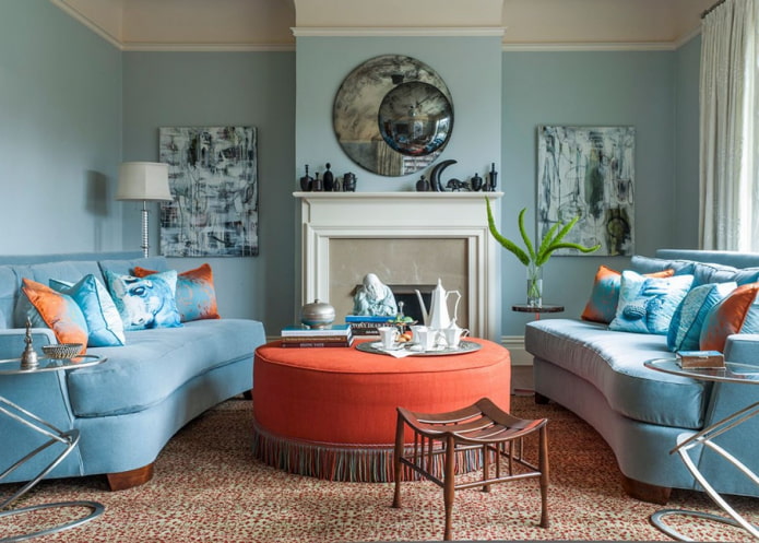 sala de estar azul con detalles brillantes