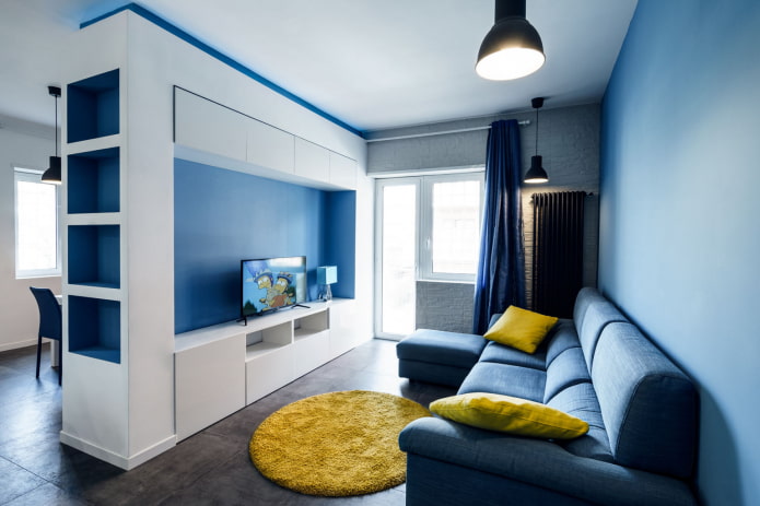 sala de estar azul con detalles brillantes