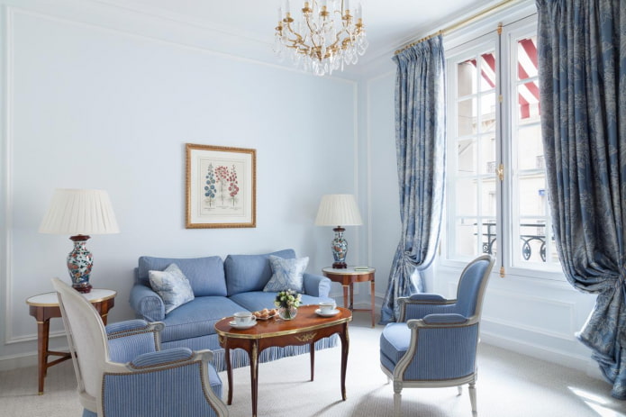 Salón azul de estilo clásico