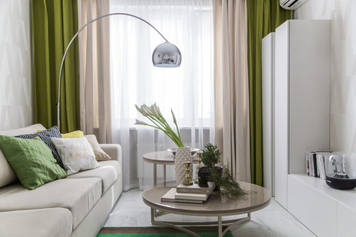 cortinas y decoración en el recibidor de un Khrushchevka