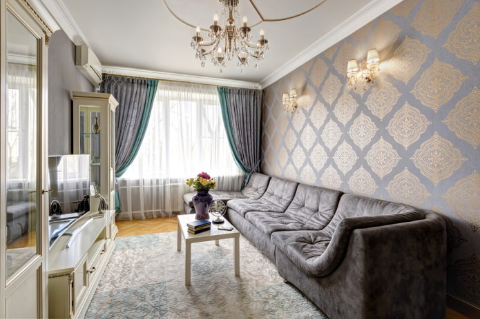 decoración de pared en el recibidor de una casa Jruschov