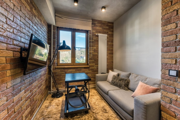Interior de la sala en un estilo loft de Khrushchevka
