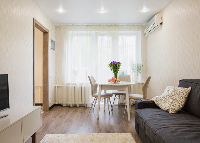 Salón beige en el interior de un apartamento de Jruschov