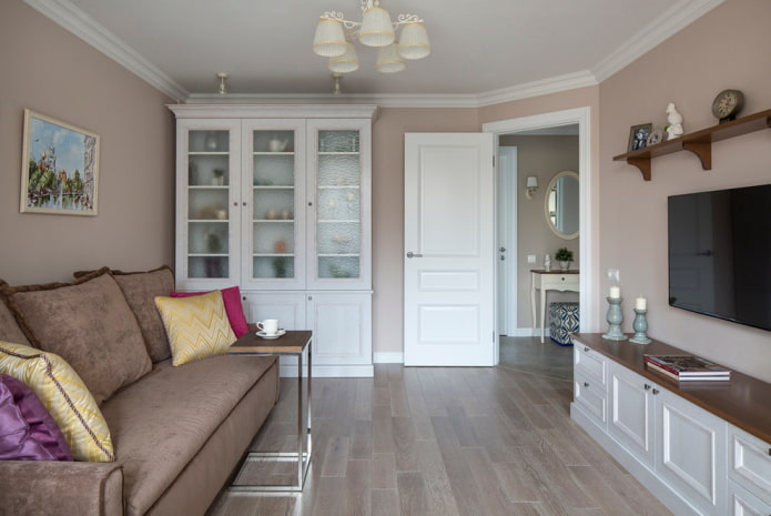 Salón beige en el interior de un apartamento de Jruschov