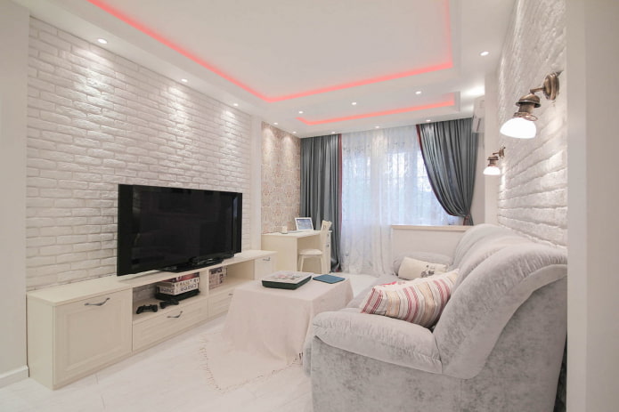 sala de estar blanca en el interior de un apartamento de Khrushchev
