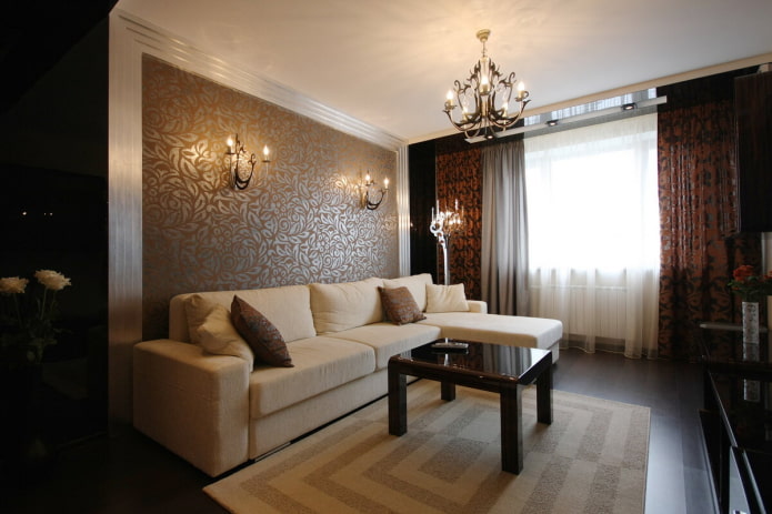 Sala de estar marrón en el interior de un apartamento de Jruschov
