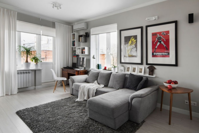 sala de estar gris en el interior de un apartamento de Jruschov